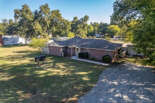 15728 E 167th St S in Bixby, OK - Building Photo