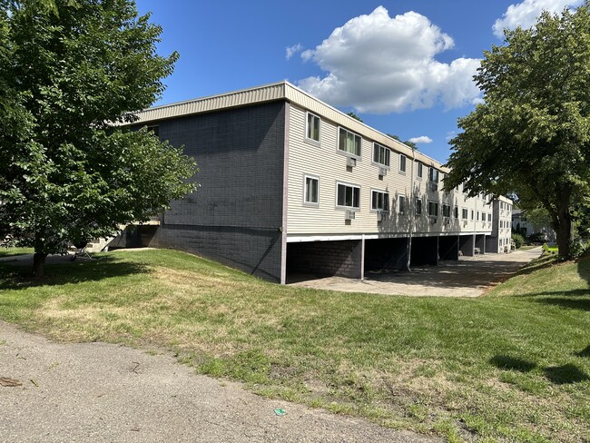 Spring Harbor Apartments in Madison, WI - Foto de edificio - Building Photo