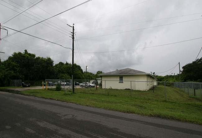 2459 Mango Ave in Sarasota, FL - Foto de edificio - Building Photo