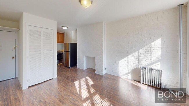 43 E 1st St in New York, NY - Building Photo - Building Photo