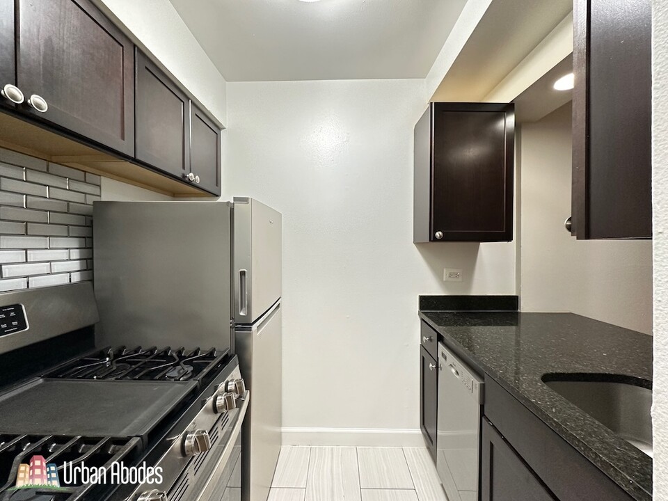 6832 N Sheridan Rd, Unit M00B in Chicago, IL - Building Photo