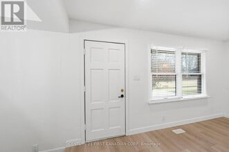1326 Commissioners Rd W in London, ON - Building Photo - Building Photo