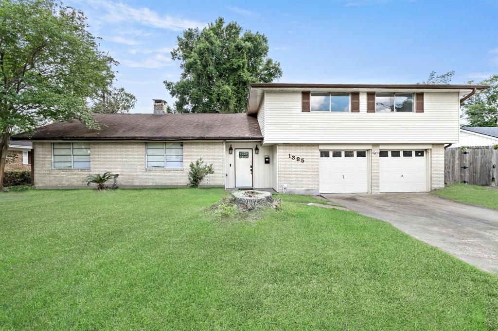 1385 Howell St in Beaumont, TX - Building Photo