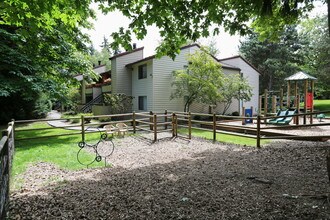 Alderwood Park in Lynnwood, WA - Foto de edificio - Building Photo