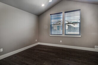 20500 Empire Ave in Bend, OR - Foto de edificio - Building Photo