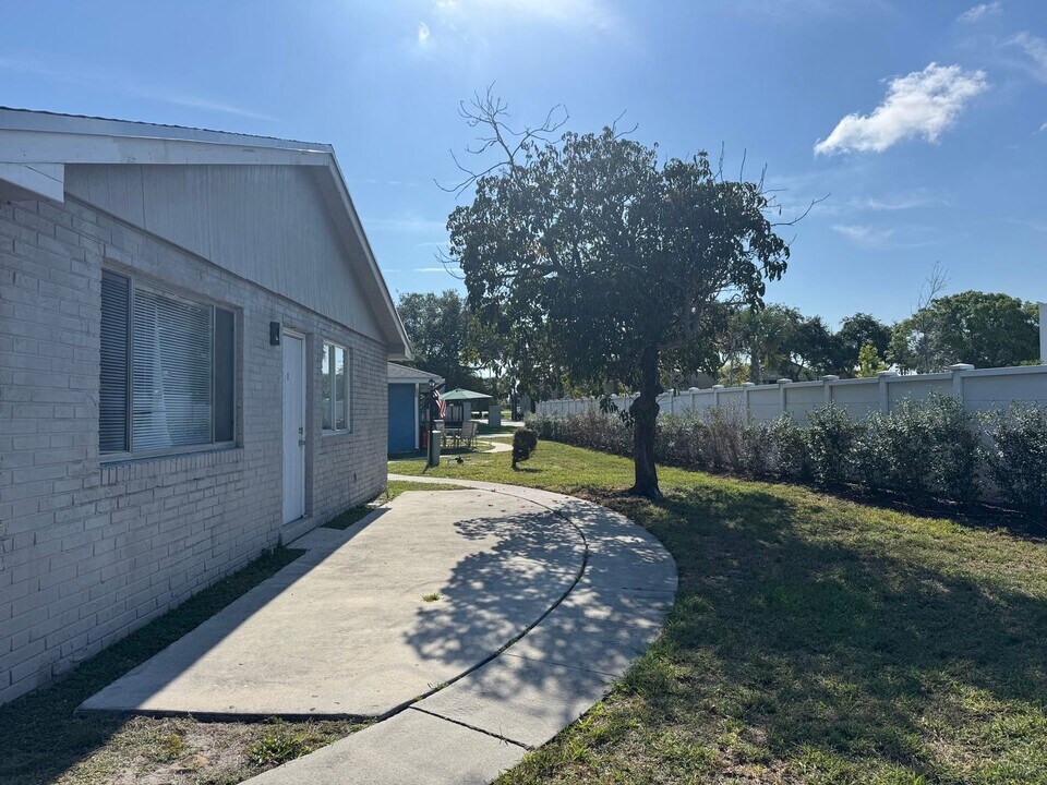 207 E Tiffany Dr in West Palm Beach, FL - Building Photo