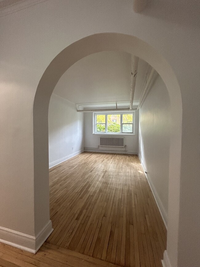 5801 Chem. de la Côte St Luc in Hampstead, QC - Building Photo - Building Photo