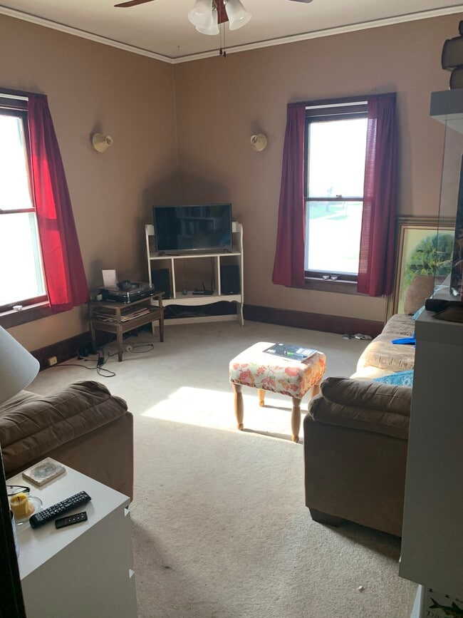 702 9th St SE, Unit 3