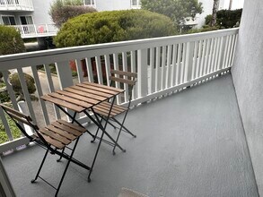 640 The Village, Unit 101 in Redondo Beach, CA - Foto de edificio - Building Photo