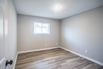 The Den Apartments in Memphis, TN - Building Photo - Interior Photo