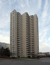 3575 Kaneff Crescent in Mississauga, ON - Building Photo - Building Photo