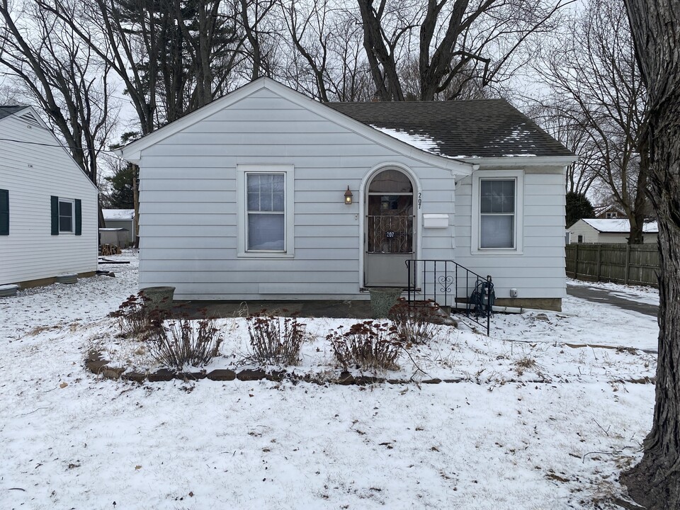 207 Roosevelt Rd in Valparaiso, IN - Building Photo