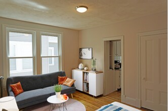 147 Brown St, Unit 2R in Waltham, MA - Foto de edificio - Building Photo