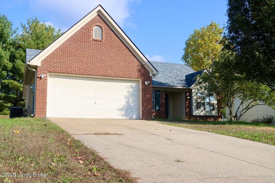 9509 Hunters Trail Ct in Louisville, KY - Building Photo