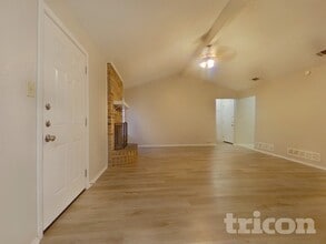 5929 Birchhill Rd in Watauga, TX - Foto de edificio - Building Photo