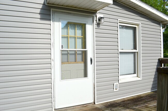 17350 Riverside Dr, Unit Apt.A in Nelsonville, OH - Building Photo - Building Photo