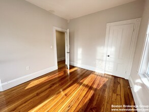 108 Buttonwood St, Unit #2 in Boston, MA - Foto de edificio - Building Photo