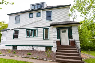 2110 E Superior St, Unit 3 in Duluth, MN - Building Photo