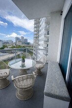 10 SW South River Dr, Unit 1010 in Miami, FL - Foto de edificio - Building Photo