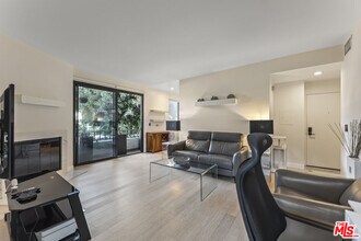 8110 Manitoba St in Los Angeles, CA - Building Photo - Building Photo