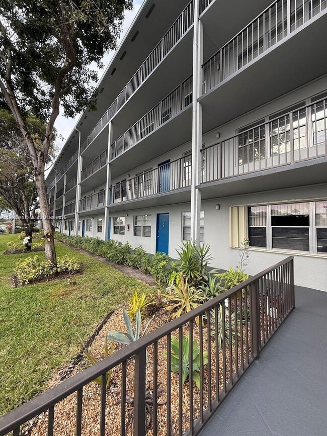 551 SW 135th Ave in Pembroke Pines, FL - Building Photo - Building Photo