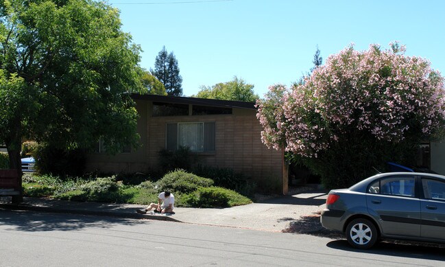 1531-1533 Camden Ct in Santa Rosa, CA - Building Photo - Building Photo