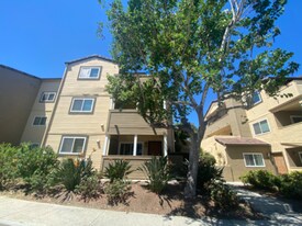 5057 Los Morros Way in Oceanside, CA - Building Photo