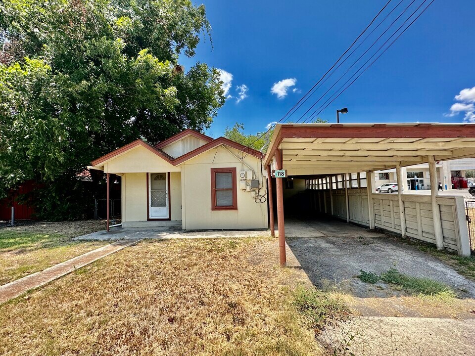 118 S King St in Seguin, TX - Building Photo