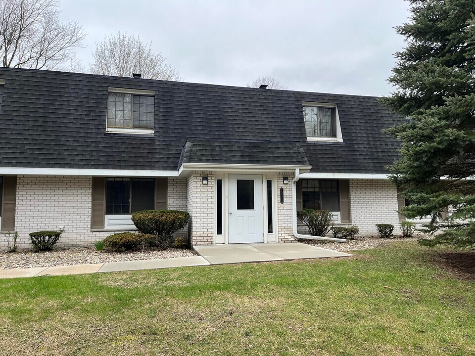 20275 Independence Dr in Brookfield, WI - Building Photo