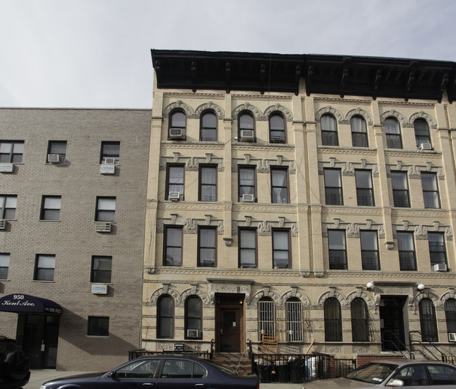 944 Kent Ave in Brooklyn, NY - Building Photo - Building Photo