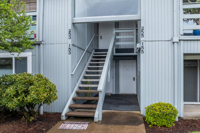 The Pointe Condominiums in Springfield, OR - Building Photo - Building Photo