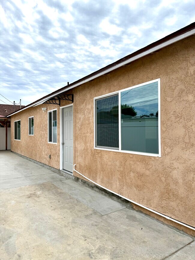 6515 White Oak Ave in Reseda, CA - Building Photo - Building Photo