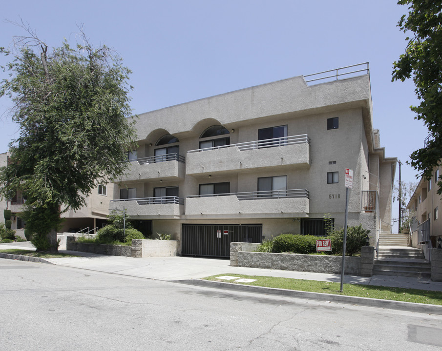 5718 Camellia Ave in North Hollywood, CA - Building Photo