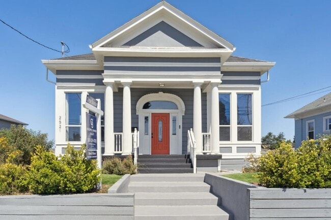 property at 2521 Grande Vista Ave