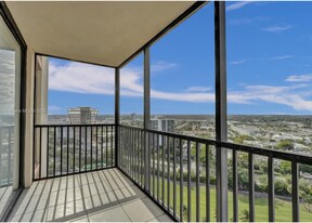 20335 W Country Club Dr, Unit 2210 in Aventura, FL - Building Photo