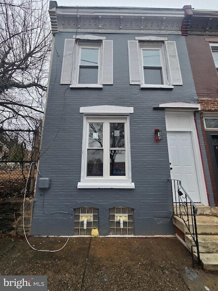 5237 Wakefield St in Philadelphia, PA - Building Photo