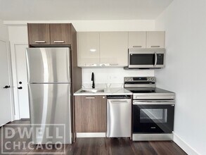 1553 W Hollywood Ave, Unit 1 in Chicago, IL - Building Photo - Building Photo