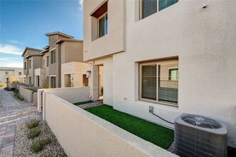 600 Carriage Hill Dr in Las Vegas, NV - Building Photo - Building Photo
