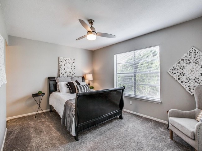 Greenbrier Apartments in San Antonio, TX - Foto de edificio - Building Photo
