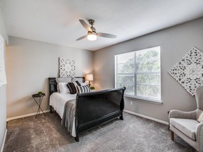 Greenbrier Apartments in San Antonio, TX - Building Photo - Building Photo