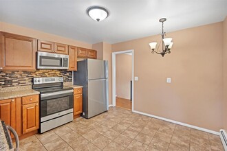9 Heather Dr in Wappingers Falls, NY - Building Photo - Building Photo