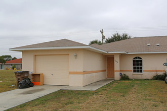 3736 Santa Barbara Blvd in Cape Coral, FL - Foto de edificio - Building Photo