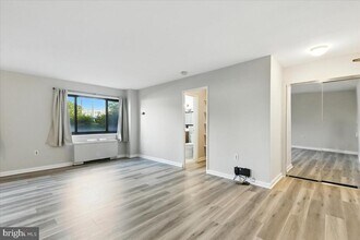 1300 S Arlington Ridge Rd in Arlington, VA - Building Photo - Building Photo