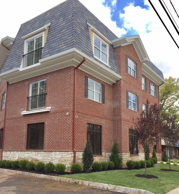 345 Centre St in Nutley, NJ - Building Photo