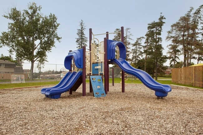 Tamarack Woods Townhouses in Barrie, ON - Building Photo - Building Photo