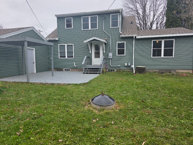 244 Broadway St E in Amery, WI - Foto de edificio - Building Photo