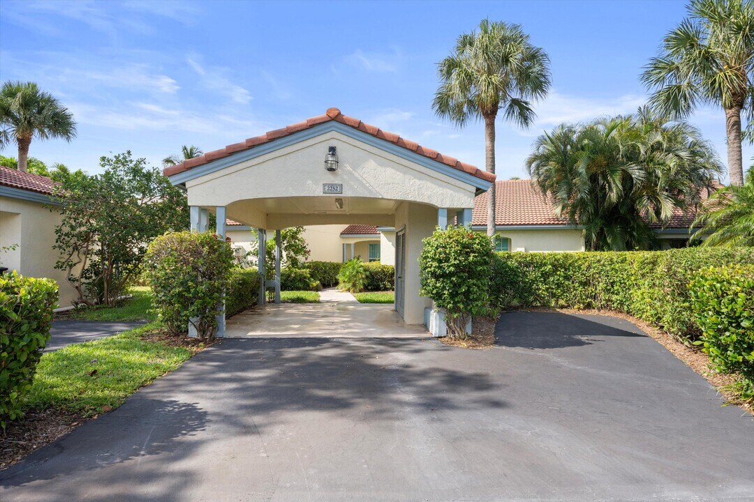 2252 Las Casitas Dr in Wellington, FL - Building Photo