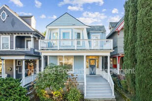 2338 NW Hoyt St in Portland, OR - Building Photo