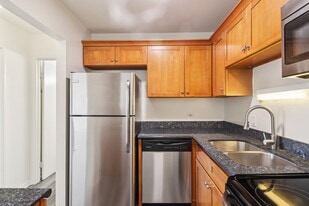 Georgian Court Apartments in La Grange Highlands, IL - Building Photo