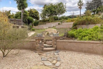 1101 La Sombra Dr in San Marcos, CA - Foto de edificio - Building Photo
